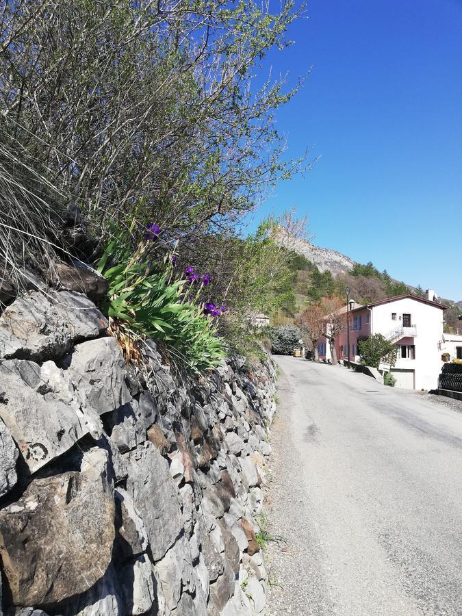 Gites Les Tilleuls Clamensane Εξωτερικό φωτογραφία